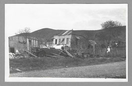 Carte-photo dune maison après le cyclone (1933)