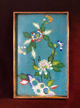 Plateau en émaux cloisonnés au décor de pivoines