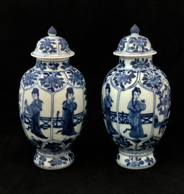 Paire de vases balustres " Long Elisa " en porcelaine blanc-bleu (épave de Vung Tau, c.1690, époque Kangxi)