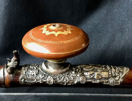 Pipe à opium à la selle en argent aux Trois Sages