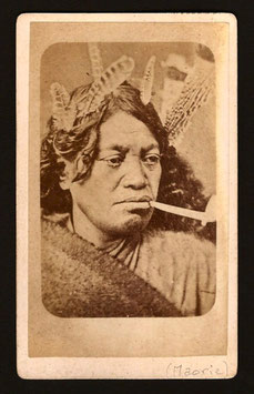 CDV : Allan Hughan, Nouméa : portrait d'une femme maorie (c. 1875)