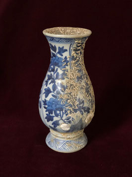 Petit vase encroûté en porcelaine blanc-bleu de l'épave chinoise de Vung Tau (époque Kangxi)