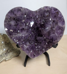 Amethystherz auf Metallständer