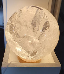 Bergkristall Kugel auf LED-Teller