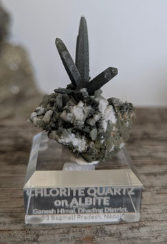 Chloritquarz auf Albit
