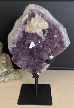 Amethyst auf Metallständer