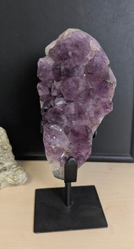 Amethyst auf Metallständer