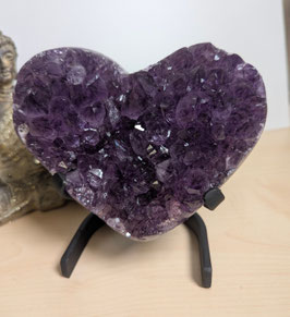 Amethystherz auf Metallständer