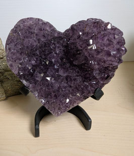 Amethystherz auf Metallständer