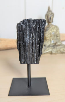 Schwarzer Turmalin auf Metallständer