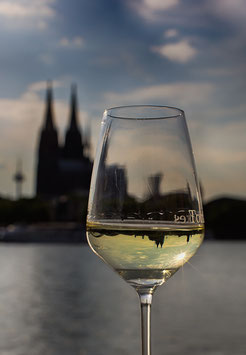 Kölner Dom gespiegelt im Weinglas