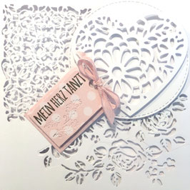 Erst Karte, dann  Bild "Mein Herz tanzt" mit filigranen Details, inkl. Leinwand und Klebematerial