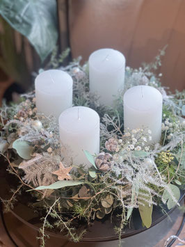 Adventskranz mit Koniferen weiss