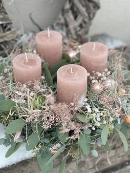 Adventskranz mit Koniferen rosa