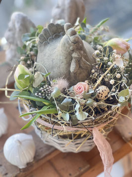 Osternest mit Huhn
