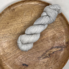 AKTION_handgefärbte Stränge 100% Merino_450m_hellgrau uni