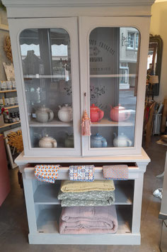 Vitrinenschrank in der Farbe Paris Grey - Einzelstück - VERKAUFT