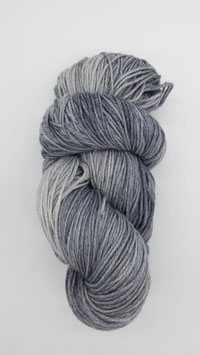 Handgefärbte Wolle Seidenstrasse Farbe "Frühlingsnebel"