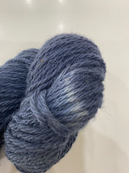Unbehandelte Wolle von Kärntner Brillenschafen Farbe Jeansblau