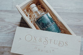 Ox & Studs WOODEN BOX - with 0,5L Dry Gin - 42,5%