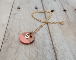Collier personnalisé avec initiale (20 couleurs au choix!) - Chaîne dorée