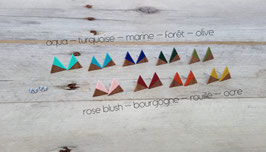 Puces d'oreilles triangles en noyer, couleurs à votre choix!