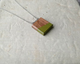 Pendentif minimaliste carré en noyer péruvien, corde ou chaîne à votre choix