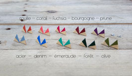 Puces d'oreilles triangles en merisier, couleurs à votre choix!