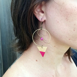 Boucles d'oreilles triangles 1" avec anneaux de laiton brut et pierres