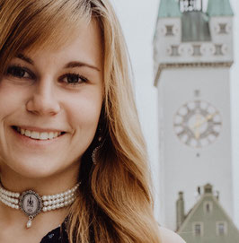 Kropfband dreireihig mit dem Straubinger Stadtturm im Amulett - 6 mm Perlen