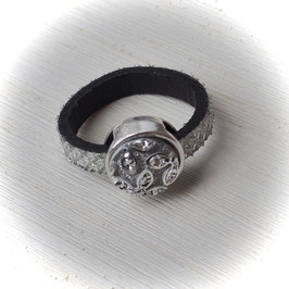 Ring aus Kunstleder in weiß silber mit schimmerndem Cabachon