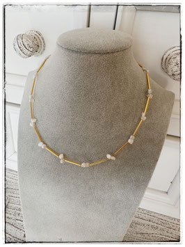 Kette mit Keshi Perlen und goldfarbenen Röhrchen aus Edelstahl