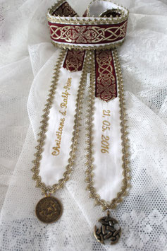 HF43-AM, das ganz besondere Handfastingband mit zwei keltischen Amuletten, bronzefarben.