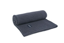 Dunkel blau gestrickte Decke