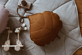 Linen leaf cushion - caramel