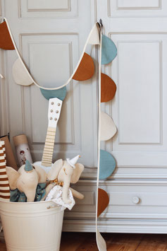 Linen garland circus
