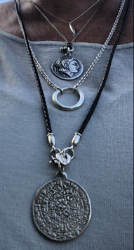Lederhalskette mit Amulett dikos