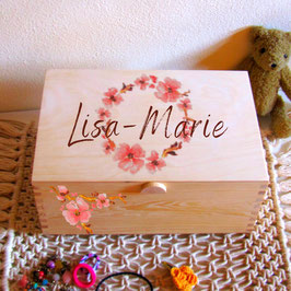 personalisierte, große Schmuckschatulle Lisa-Marie, großer Holzkasten mit Fächern und Spiegel, Mädchengeschenk mit Blumenkranz Kirschblüten