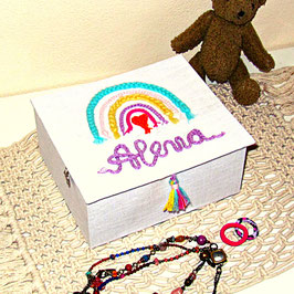Alena, stabil handgemachte Kinderschmuckbox Leinen weiß mit Name und gehäkeltem Regenbogen, mit Schmuckfächern, ein Geschenk für Mädchen