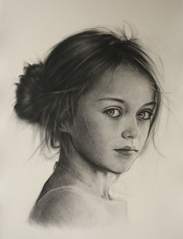 EDLES MÄDCHENPORTRAIT IN ZEICHENKOHLE