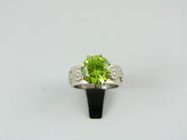 Ring met bloemen en groene zirkonia