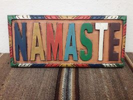 Namaste scritta in legno