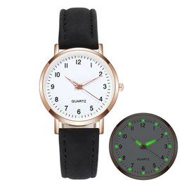 Montre fine noire avec chiffres