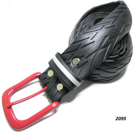 Fahrradreifen-Gürtel mit roter Schnalle.