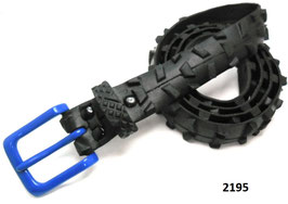 Fahrradreifen-Gürtel mit Stollenprofil und blauer Schnalle.