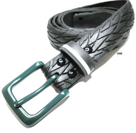 Fahrradreifen-Gürtel mit dunkelgrüner Schnalle und Schlaufe mit weißem Streifen.