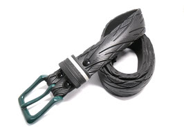 Fahrradreifen-Gürtel mit dunkelgrüner Schnalle.