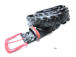 Fahrradreifen-Gürtel mit roter Gürtelschnalle und seltenem Profil.