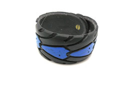 Armband aus dem Profil eines Fahrradreifens blau.
