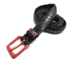 Fahrradreifen-Gürtel mit roter Schnalle und Ösen.